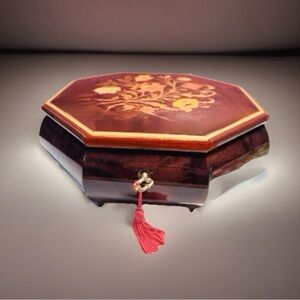 1986 𝙻𝚘𝚌𝚔 & 𝙺𝚎𝚢 𝙹𝚎𝚠𝚎𝚕𝚛𝚢 𝙼𝚞𝚜𝚒𝚌 𝙱𝚘𝚡 𝙱𝚛𝚒𝚍𝚊𝚕 𝙺𝚎𝚎𝚙𝚜𝚊𝚔𝚎 𝙶𝚒𝚏𝚝 "𝙰𝚕𝚠𝚊𝚢𝚜" 𝚋𝚢 𝙸𝚛𝚟𝚒𝚗 𝙱𝚎𝚛𝚕𝚒𝚗